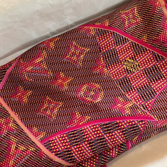 Authentic 100 % Silk Large Louis Vuitton Scarf - Picture 2 of 6